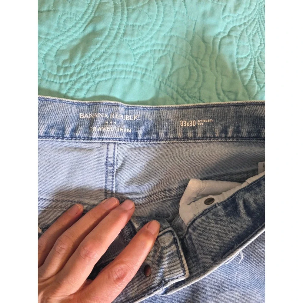 Banana Republic Mens Travel Jean Athletic Fit Light Stone Wash 33x30 411326-00